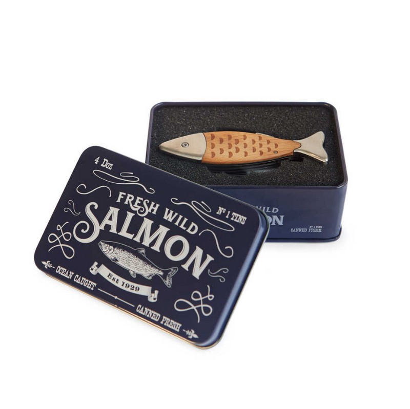 Coltellino multiuso a forma di salmone con finiture in legno contenuto in una scatola di latta